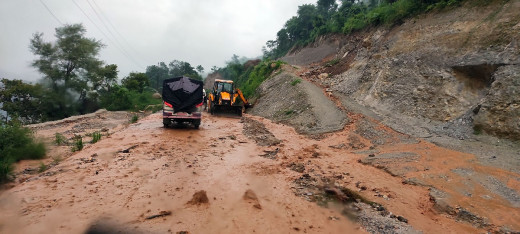 बाढीपहिरोले ठाउँ—ठाउँमा राजमार्ग अवरुद्ध